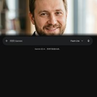 Портрет уверенного российского бизнесмена с дружелюбным взглядом на нейтральном размытом фоне студии